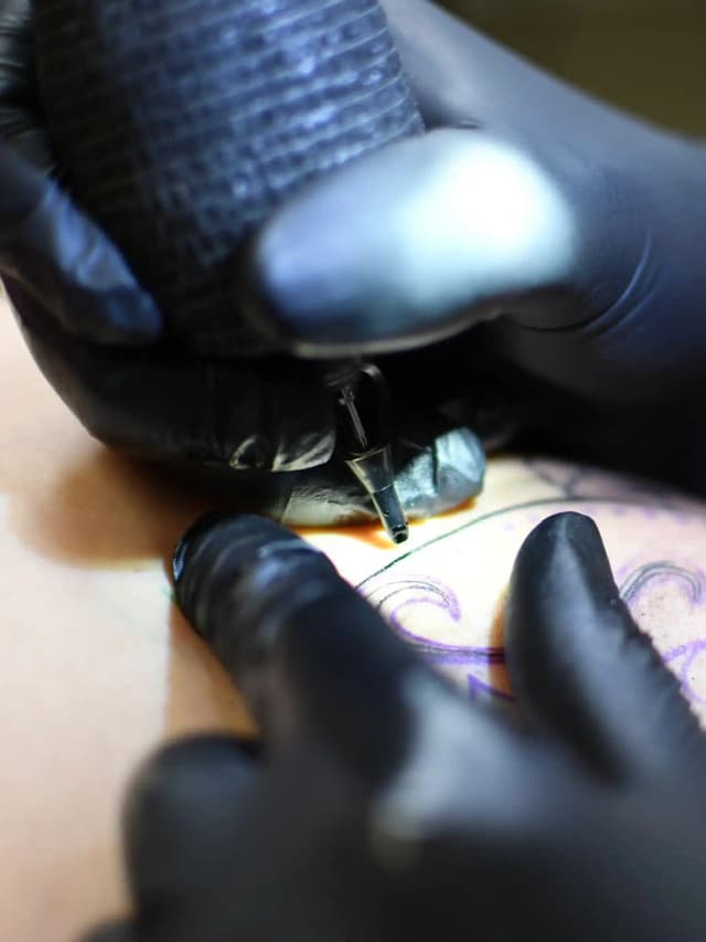 Tattoo-Künstler in Saarbrücken tätowiert ein detailliertes Black & Grey Motiv